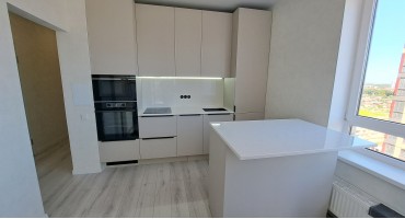 на заказ современная кухня в бежевых тонах с островом в Краснодаре