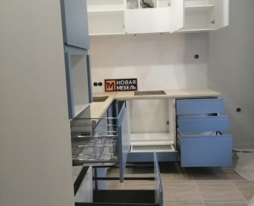 Угловая кухня в скандинавском стиле с голубыми фасадами и деревянной столешницей картинка 4 Угловая кухня в скандинавском стиле с белыми верхними шкафами, голубыми нижними фасадами и деревянной столешницей картинка 4