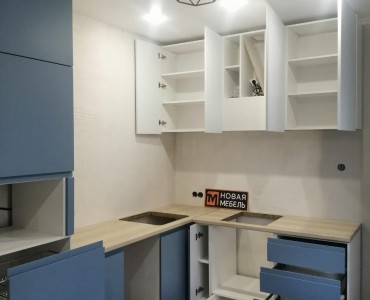 Угловая кухня в скандинавском стиле с голубыми фасадами и деревянной столешницей картинка 3 Угловая кухня в скандинавском стиле с белыми верхними шкафами, голубыми нижними фасадами и деревянной столешницей картинка 3
