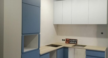 Угловая кухня в современном скандинавском стиле с голубыми фасадами