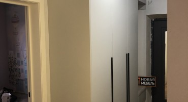 Шкаф-купе с минималистичным дизайном для узких помещений